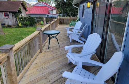 Issue House | Waterfront Bungalow with Private Beach & 9.8 Guest Rating