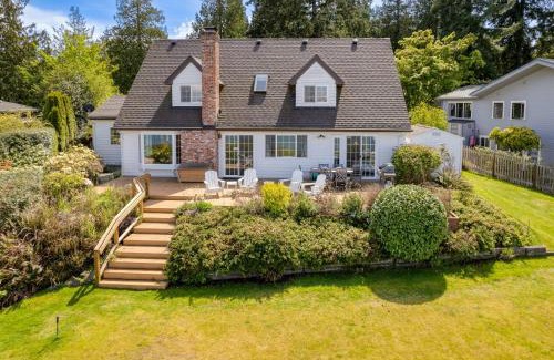 Langley House | Waterfront Retreat at Colonial by the Sea - Family Friendly