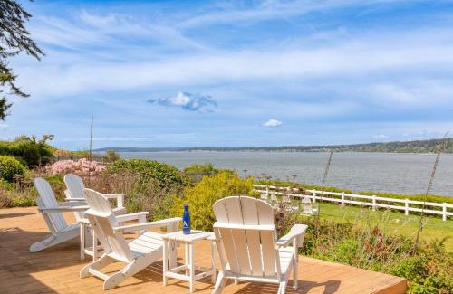 Langley House | Waterfront Retreat at Colonial by the Sea - Family Friendly