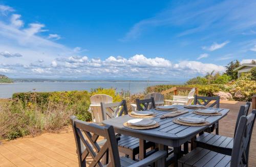 Langley House | Waterfront Retreat at Colonial by the Sea - Family Friendly