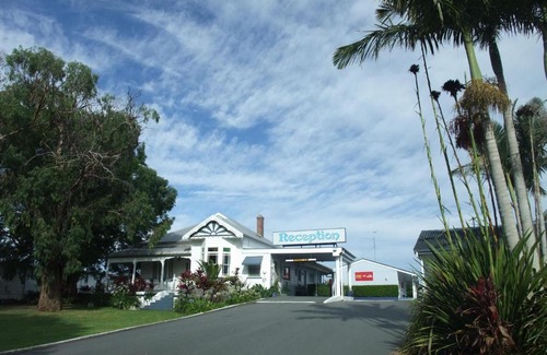 Kempsey Hotel | Relaxing Stay at Colonial Court Motor Inn with Pool & Breakfast