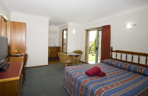 Kempsey Hotel | Cozy Colonial Court Motor Inn with Pool and Breakfast
