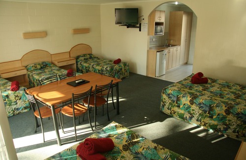 Kempsey Hotel | Cozy Colonial Court Motor Inn with Pool and Breakfast