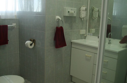 Kempsey Hotel | Cozy Colonial Court Motor Inn with Pool and Breakfast