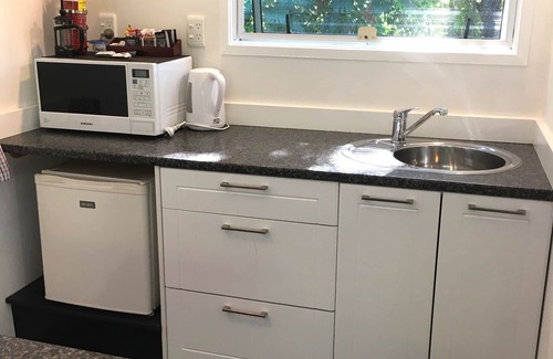 Kerikeri Hotel | Colonial House Motel: Family-Friendly Retreat with Pool
