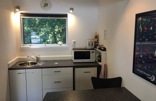 Kerikeri Hotel | Colonial House Motel: Family-Friendly Retreat with Pool