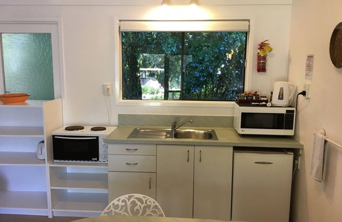 Kerikeri Hotel | Colonial House Motel: Family-Friendly Retreat with Pool