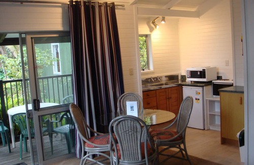 Kerikeri Hotel | Colonial House Motel: Family-Friendly Retreat with Pool