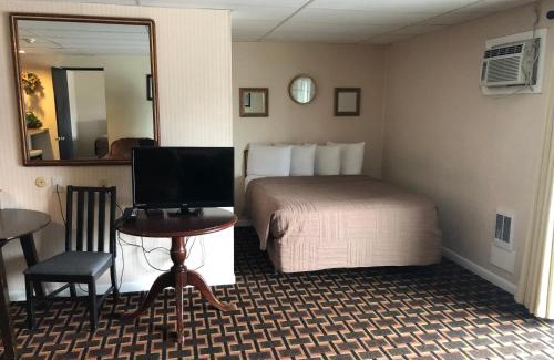 Ellsworth Hotel | Cozy Oceanfront Retreat at Colonial Inn Ellsworth