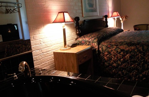 Mercer Hotel | Cozy Colonial Inn Motel with Kitchen and Breakfast Options