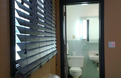Mercer Hotel | Cozy Colonial Inn Motel with Kitchen and Breakfast Options