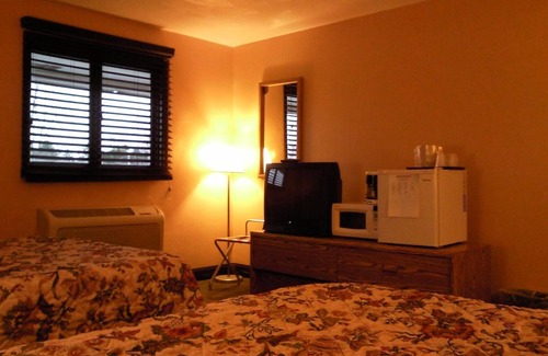 Mercer Hotel | Cozy Colonial Inn Motel with Kitchen and Breakfast Options