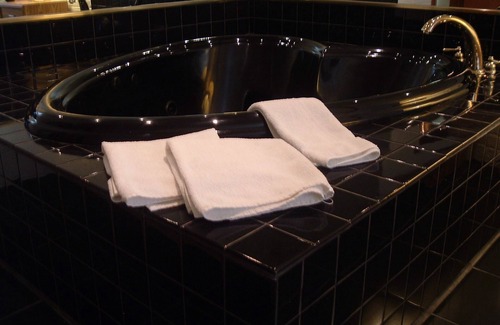 Mercer Hotel | Cozy Colonial Inn Motel with Kitchen and Breakfast Options
