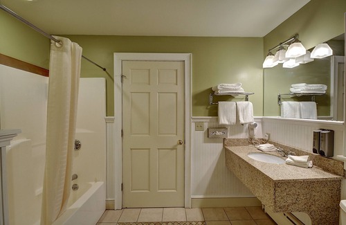 Brattleboro Hotel | Relax at Colonial Motel And Spa with Pool & Hot Tub