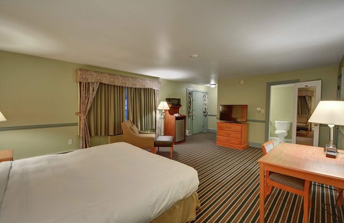 Brattleboro Hotel | Relax at Colonial Motel And Spa with Pool & Hot Tub