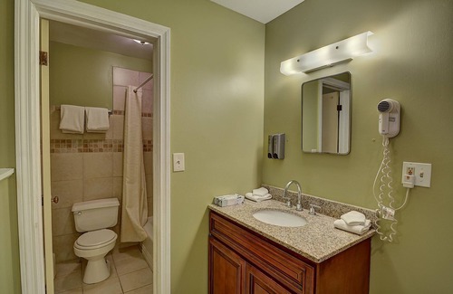 Brattleboro Hotel | Relax at Colonial Motel And Spa with Pool & Hot Tub