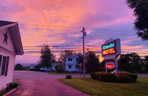 North Conway Hotel | Delightful Stay at Colonial Motel with Pool and Breakfast