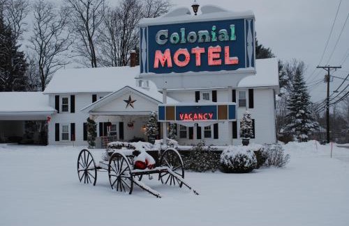 North Conway Hotel | Delightful Stay at Colonial Motel with Pool and Breakfast