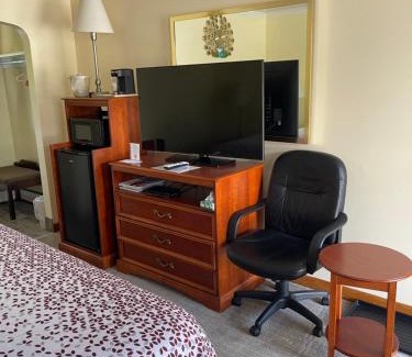 North Conway Hotel | Delightful Stay at Colonial Motel with Pool and Breakfast