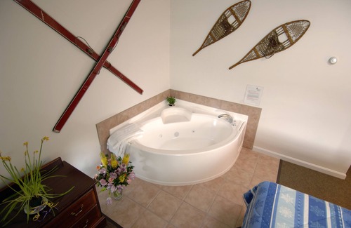 North Conway Hotel | Cozy Colonial Motel with Pool and Family-Friendly Amenities