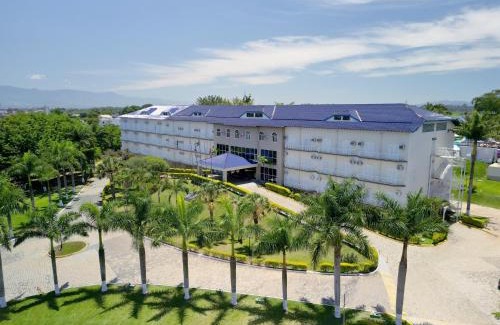 Pindamonhangaba Hotel | Relax at Colonial Plaza Hotel Pindamonhangaba with Pool Access
