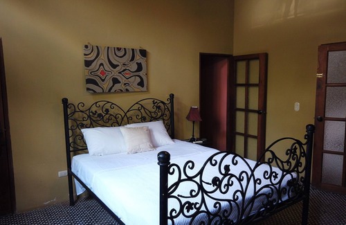 Granada House | Cozy Colonial Room with Pool in Granada Awaits You