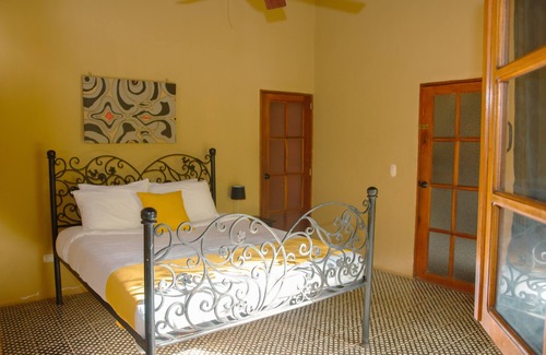 Granada House | Cozy Colonial Room with Pool in Granada Awaits You