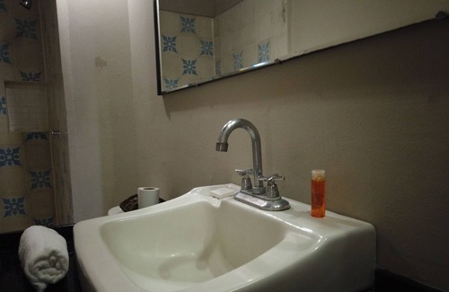 Granada House | Cozy Colonial Room Miskitu 4 with Pool and Breakfast