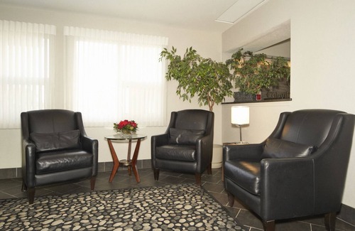 Saskatoon Downtown Hotel | Welcoming Colonial Square Inn & Suites with Pool Access
