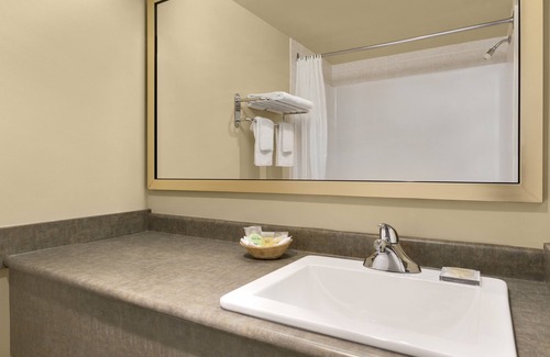 Saskatoon Downtown Hotel | Welcoming Colonial Square Inn & Suites with Pool Access