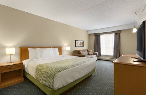 Saskatoon Downtown Hotel | Welcoming Colonial Square Inn & Suites with Pool Access