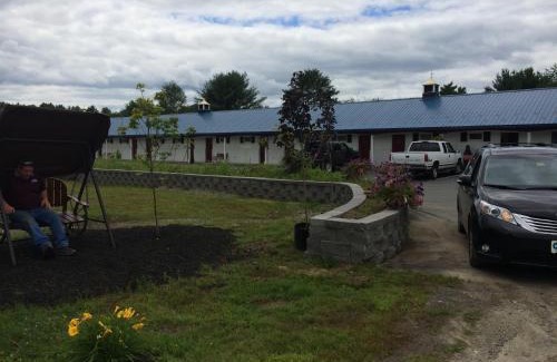 Farmington Hotel | Eco-Friendly Colonial Valley Motel with Hot Tub & Breakfast