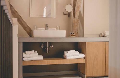 Merksplas Hotel | Discover Colonie 7: Family-Friendly with Top Amenities