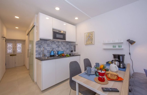 Colonno Apartment | Top-Rated Colonno Fronte Lago: Family-Friendly Stay in Italy