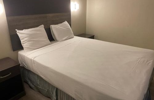 Northwest Anaheim Hotel | Discover Colony Inn: Oceanfront Poolside Retreat
