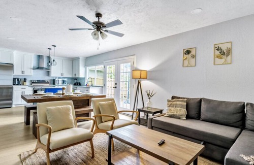 The Colony House | Colony Retreat | 4 BR | Centrally Located