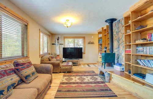 Saint Mary's House | Mountain View Cabin with Deck & Fire Pit - Rated 10/10!