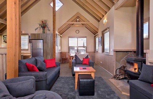 Dinner Plain Ski Chalet | Inviting Colorado Chalet for Families with Open Plan Design