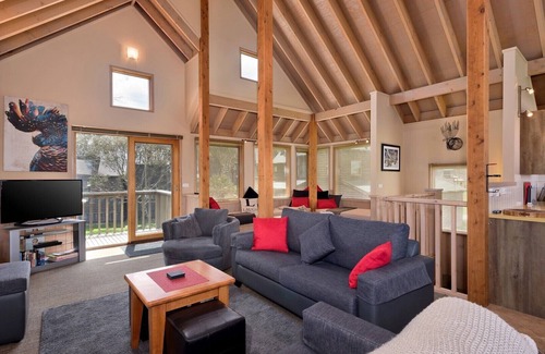 Dinner Plain Ski Chalet | Inviting Colorado Chalet for Families with Open Plan Design