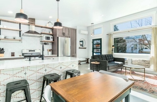 Fort Collins House | Top-Rated Colorado Modern Cabin with Kitchen & Family-Friendly