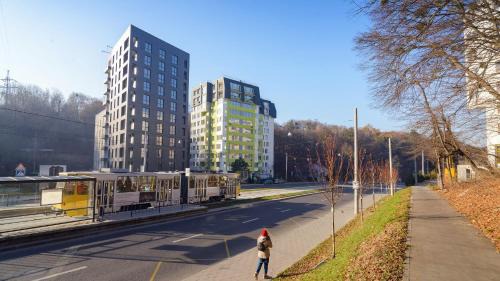 Halyts'kyi district Apartment | Pet-Friendly 3-Bedroom Apartments with Ideal Amenities