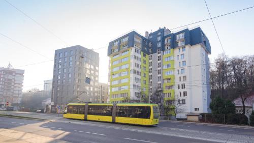 Halyts'kyi district Apartment | Pet-Friendly 3-Bedroom Apartments with Ideal Amenities