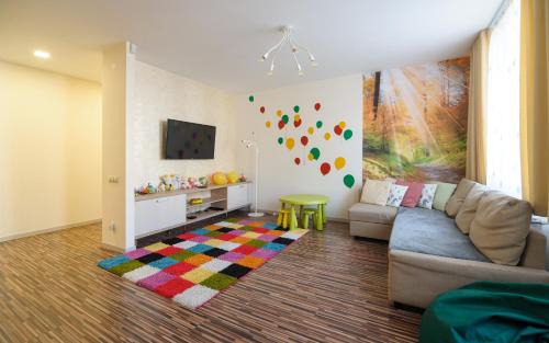 Halyts'kyi district Apartment | Pet-Friendly 3-Bedroom Apartments with Ideal Amenities