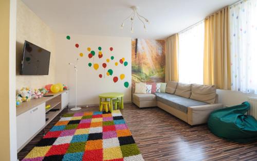 Halyts'kyi district Apartment | Pet-Friendly 3-Bedroom Apartments with Ideal Amenities