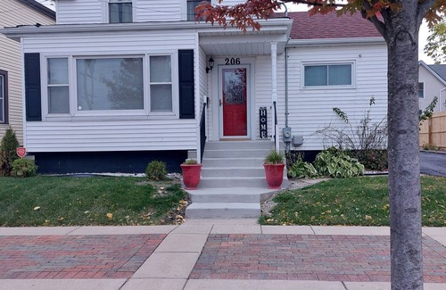 Waukegan House | Colorful 4-Bedroom Retreat Near Naval Academy with Spa