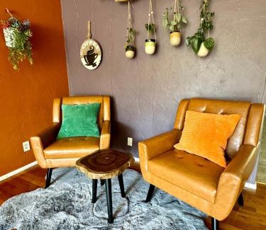 Cal Young House | Vibrant 50's Ranch Retreat in Eugene - Family Friendly Stay