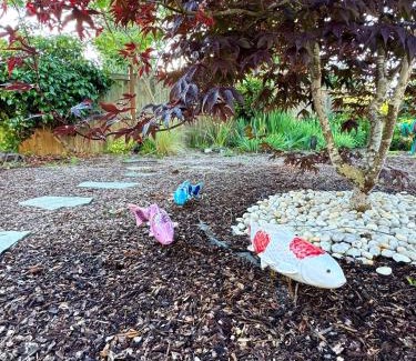 Cal Young House | Vibrant 50's Ranch Retreat in Eugene - Family Friendly Stay