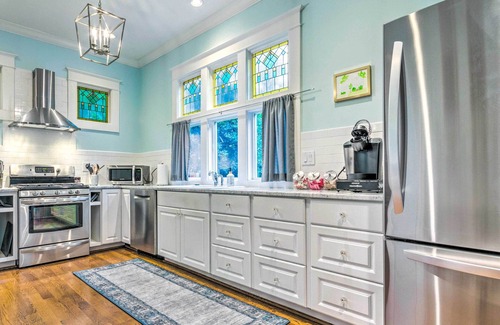 Hillcrest Cottage | Vibrant Cottage with Deck and Spa - 9.8/10 Guest Rated!