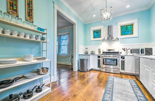 Hillcrest Cottage | Vibrant Cottage with Deck and Spa - 9.8/10 Guest Rated!