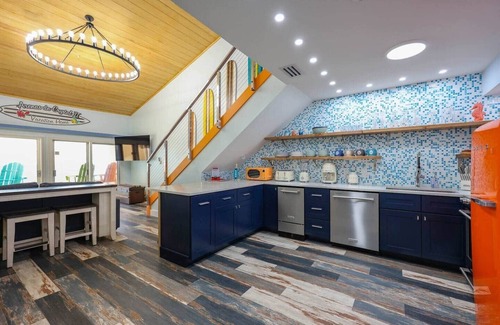 Crystal Beach Condo | Colorful Crystal Sands Haven: Beachfront - Pool